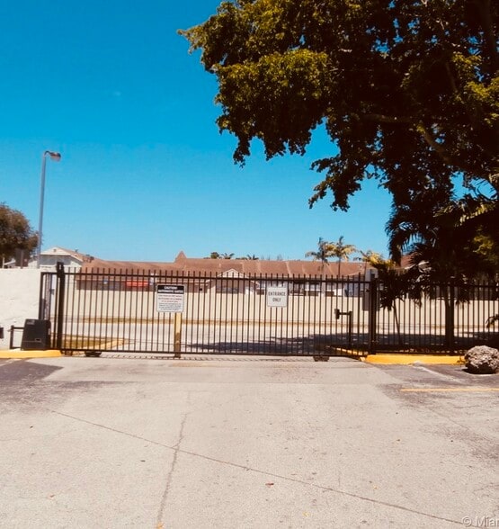 Building Photo - 10901 N Kendall Dr