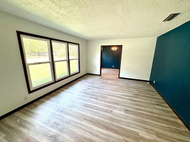 Building Photo - 3207 Cromwell Dr
