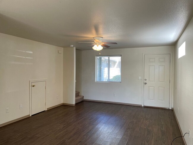 Building Photo - Very Nice 2 bedroom 1.5 Bath Townhome