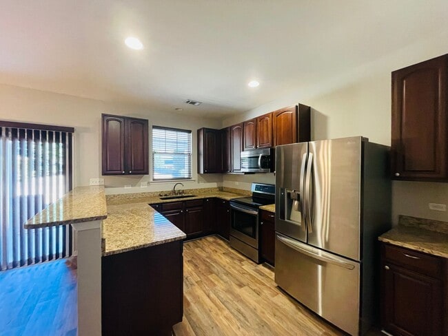Building Photo - Beautiful Townhome in Catawba Village