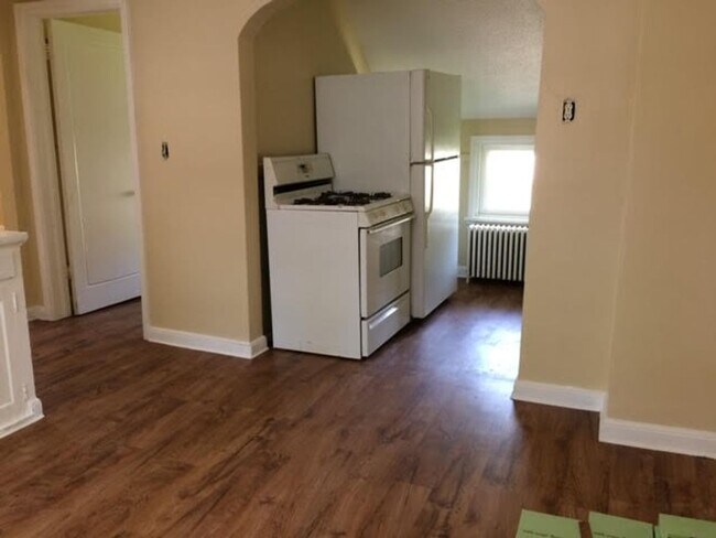 Building Photo - 272 George St W