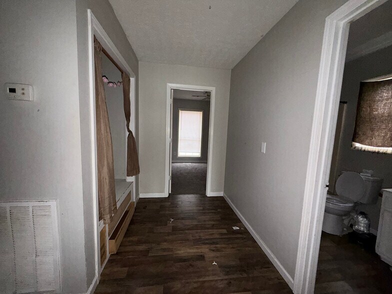 Building Photo - 1211 Redbud St