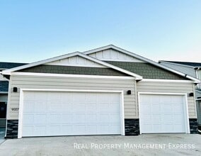 Building Photo - Stunning 3-Bedroom Townhome in Western Sio...