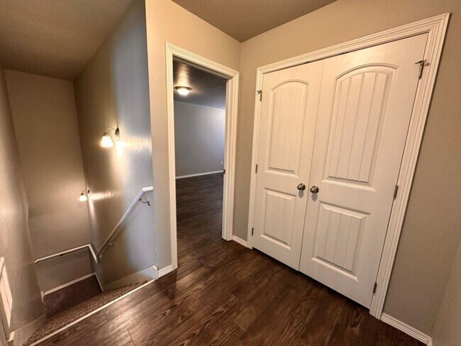 Building Photo - Charming 3-Bed Home w/ 2-Car Garage – Pet-Friendly