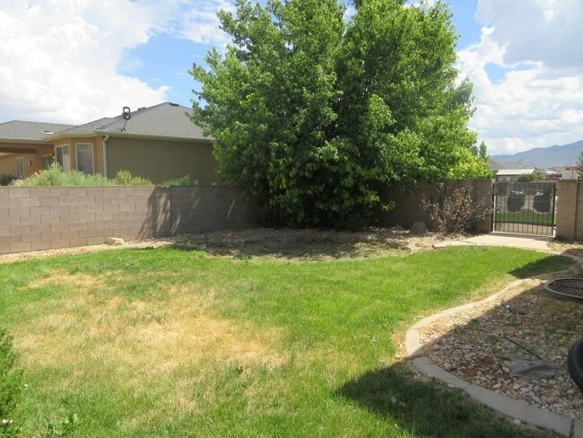 Building Photo - Move-In Bonus!!! 5 bedroom, 3 bath Single Family Home