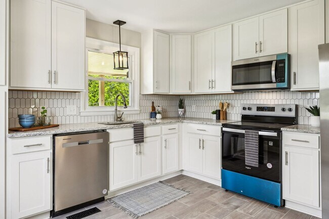 Building Photo - Sango Beauty With Finished Basement!