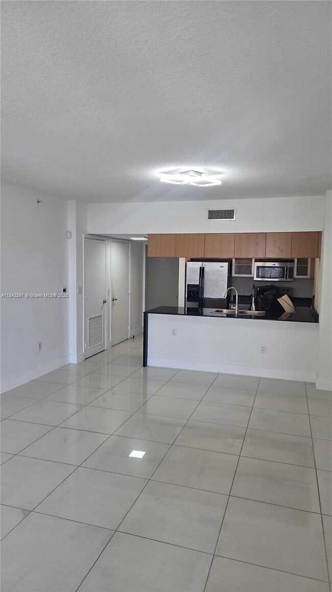 Building Photo - 1750 N Bayshore Dr