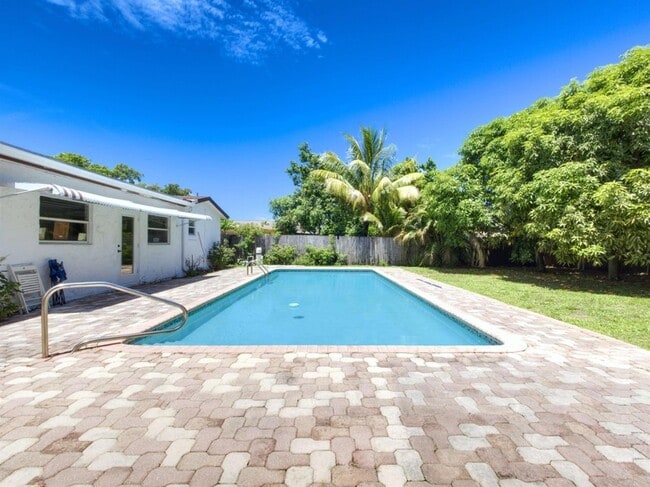 Building Photo - 218 S Sequoia Dr