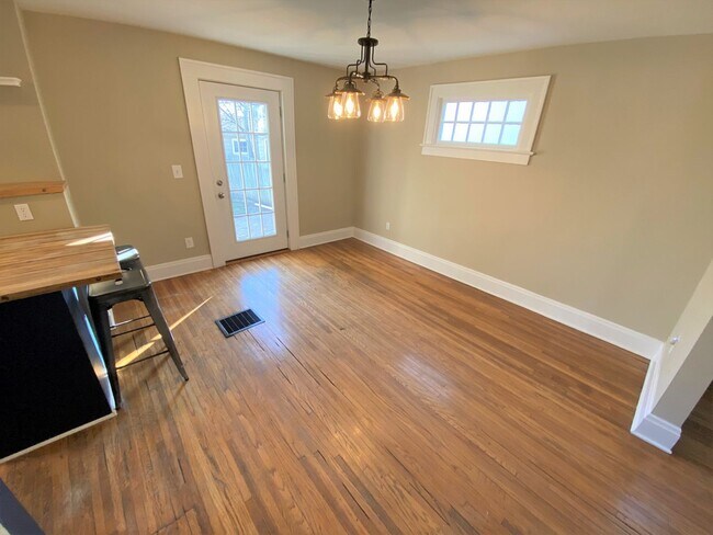 Building Photo - 3 Bedroom House - Grandview Area