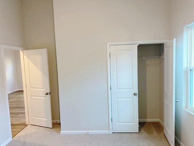 Building Photo - 192 Standing Oaks Dr