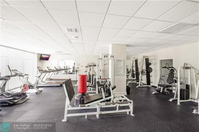 Building Photo - 3140 S Ocean Dr
