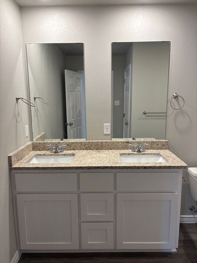 Building Photo - 2109 Wildewood-B