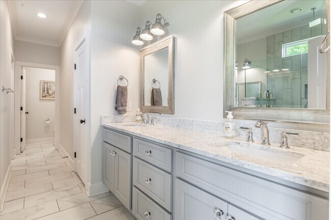 Building Photo - Stunning Home w Million Dollar Views! 4 Be...