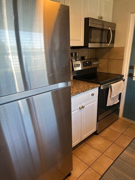 Building Photo - 3035 Hillview St