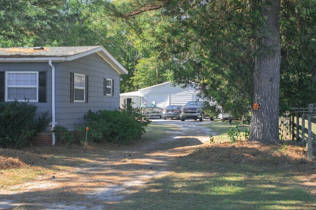 Building Photo - 741 Cindas Ln