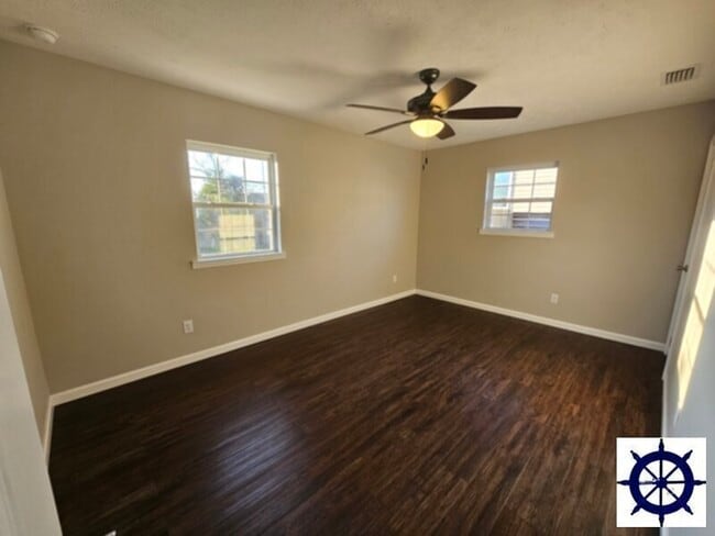 Building Photo - 923 Green Tree Rd