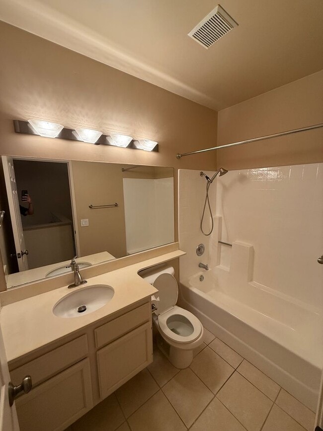 Building Photo - Beautiful 2 Bed, 2.5 Bath Townhome in Desi...