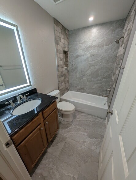 Building Photo - 3625 Riviera Cir