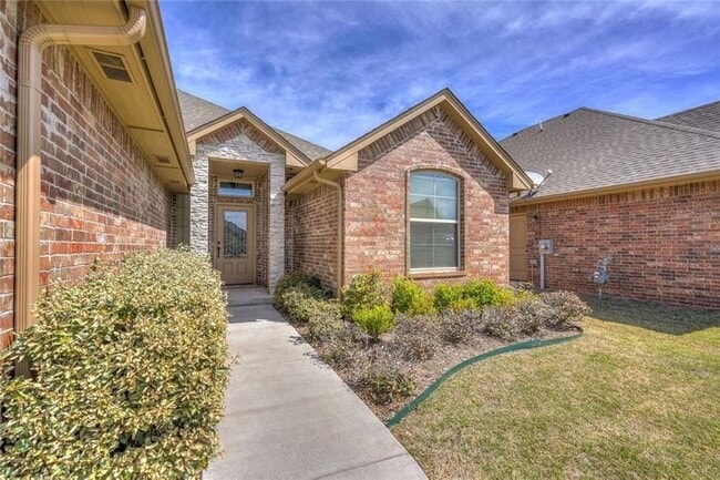 Building Photo - $500 Off First Month's Rent!!! St James Park Home in Norman - Community Pool!  Available in Now!