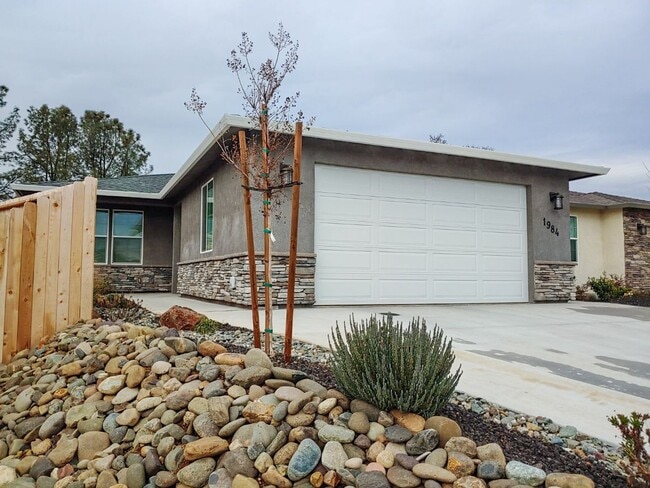 Building Photo - Modern Home!