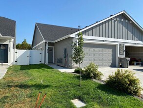 Building Photo - Newer Townhome