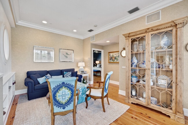 Building Photo - 121 Damfino St