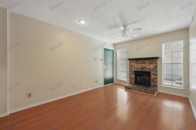 Building Photo - 9520 Royal Ln