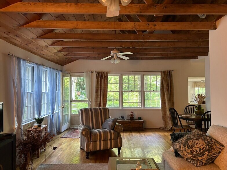 Building Photo - 89 Florida Hill Rd