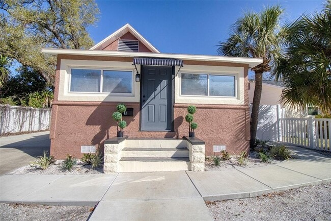 Building Photo - 675 16th Ave S