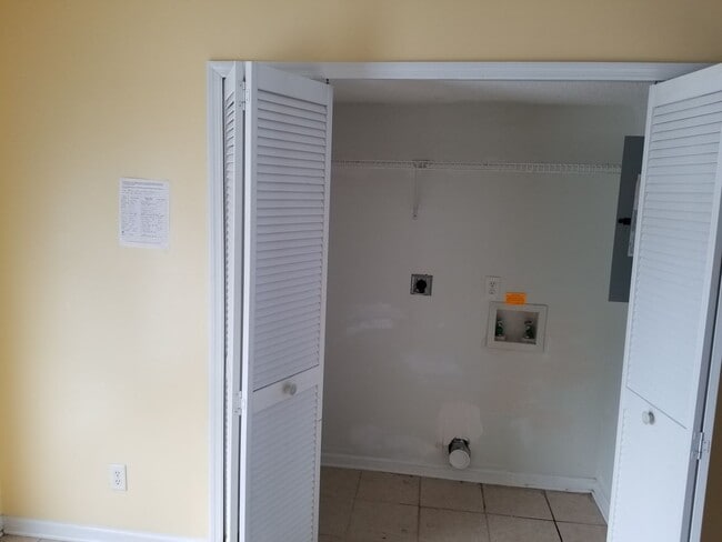 Building Photo - Cozy Home