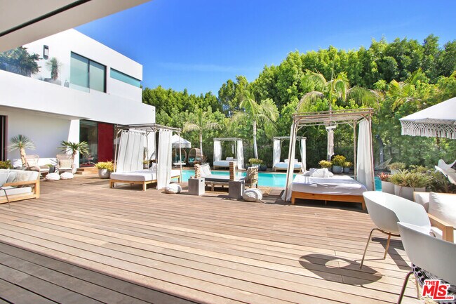 Building Photo - 9570 Sunset Blvd