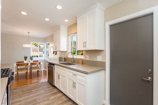Building Photo - PARADISE HLLS BEST KEPT SECRET !!!3 BEDROO...