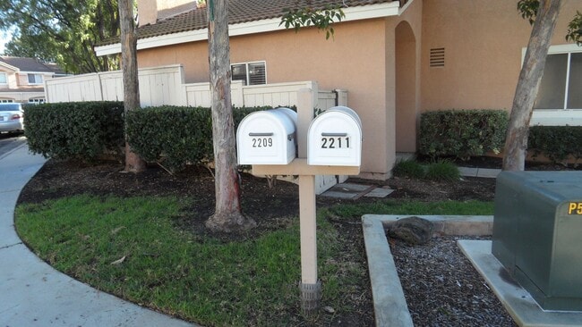 Building Photo - End-Unit 3BR 2.5BA Townhome w/ 2 Car Attached Garage