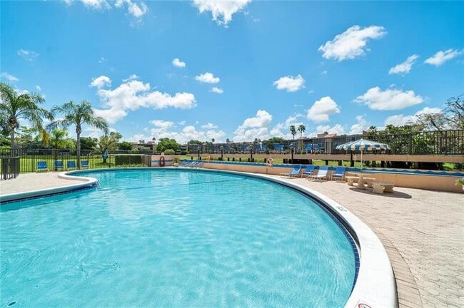 Building Photo - 7300 Lake Cir Dr