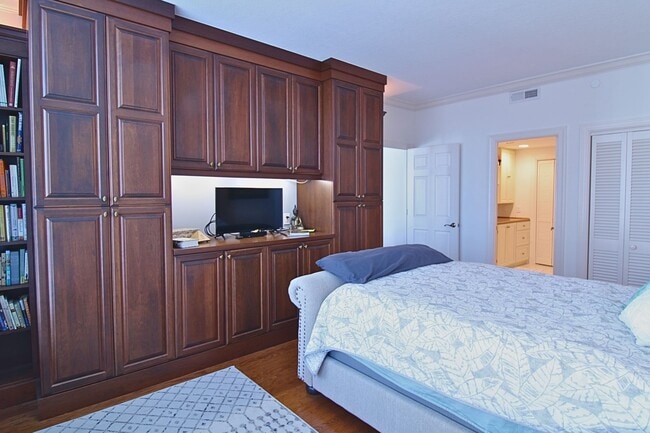 Building Photo - Luxury Living with Breathtaking City Views – Stunning Furnished 3BR/3BA in Bayfront Tower