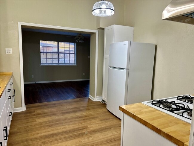 Building Photo - 414 N Avenue C