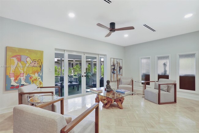 Building Photo - 1128 W Cypress Dr