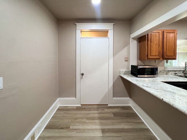 Building Photo - PET FRIENDLY Recently Updated 4-Bedroom, 3...