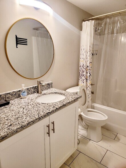 Building Photo - 1004 Pine St