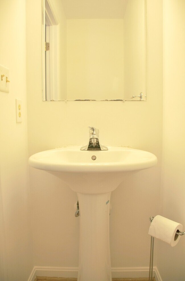 Building Photo - Charming End-Unit Townhouse in Mt. Airy Manor Community