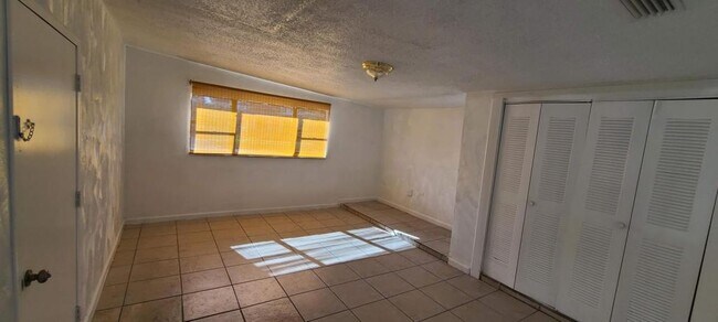 Building Photo - 2027 BENTLEY ST