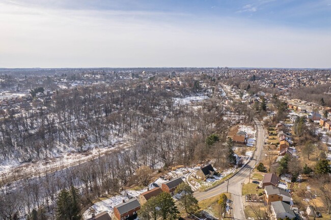 Building Photo - GORGEOUS 3 BEDROOM HOME IN BROOKLINE! FEAT...