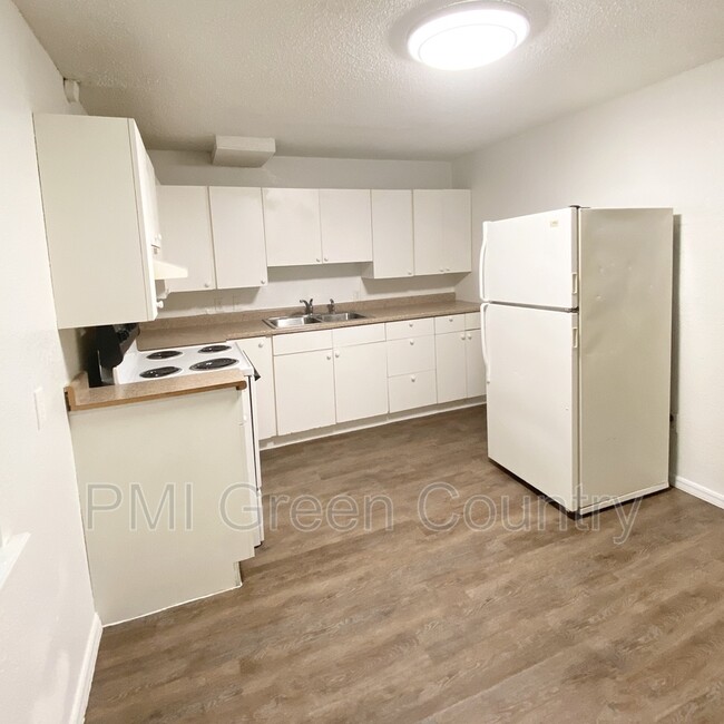 Building Photo - 318 E Redwood St