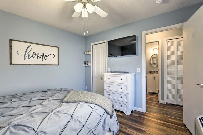 Building Photo - Townhome in Davenport now Available!