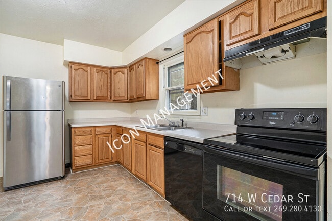 Building Photo - 714 W Cedar St