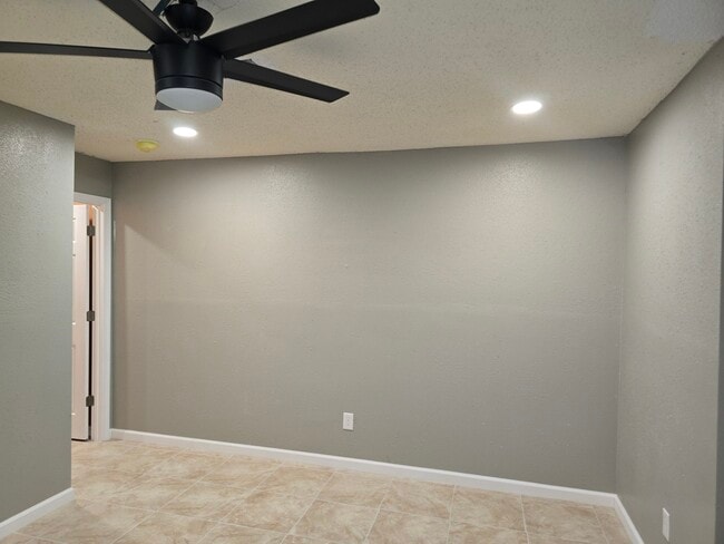 Building Photo - 7218 Oriole St