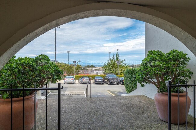 Building Photo - 500 Glenwood Cir