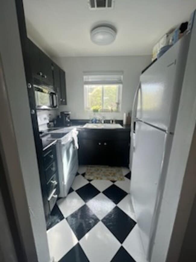 Building Photo - 2 bedroom 2.5 bath in College Town!! Walk to stadium! Available August 2026