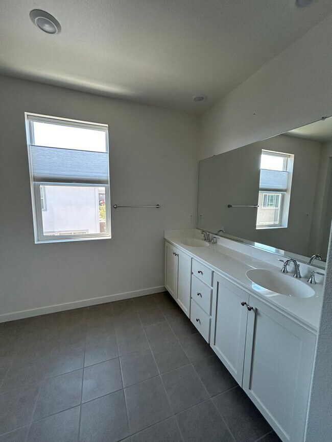 Building Photo - PET FRIENDLY