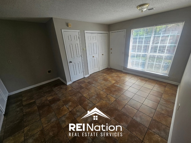 Building Photo - MEMPHIS CHARMER! | Vaulted Ceilings & Brick Fireplace | 3 Bed / 2 Bath